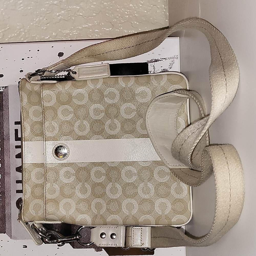 Coach white leather crossbody with silk lavender color interior, excellent 👌